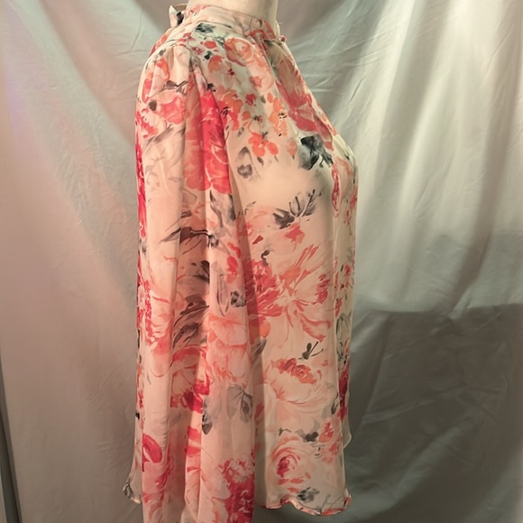 Beautiful Floral Sheer White House Black Market blouse - Picture 2 of 4